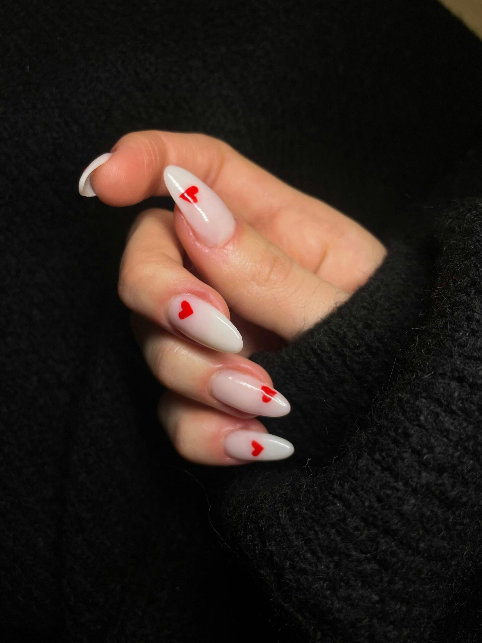 Nail art élégant et créatif réalisé au salon LEA BEAUTY - manucure professionnelle avec motifs variés