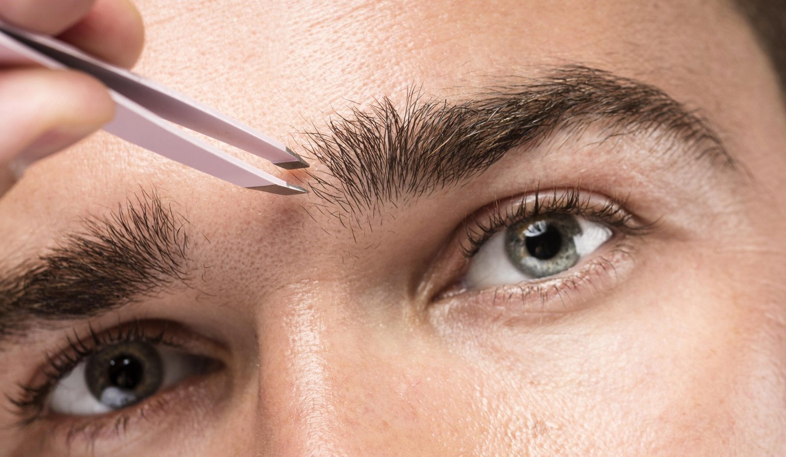 Épilation des sourcils femme et homme réalisée au salon LEA BEAUTY - restructuration professionnelle